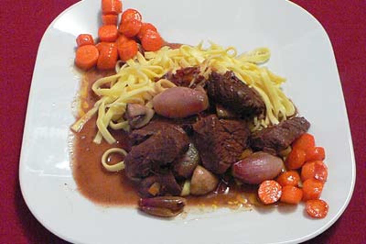 Bilder für Boeuf Bourguignon auf Nudelbett mit karamellisierten Karotten - Rezept