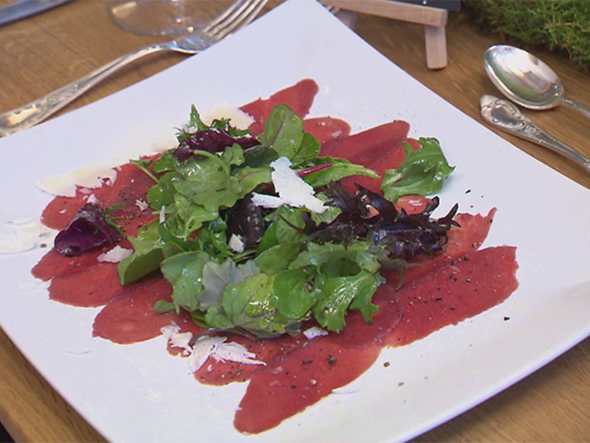 Rehcarpaccio mit Wildkräutersalat - Rezept - kochbar.de