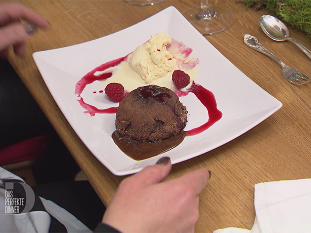 Schokotörtchen mit flüssigem Kern, Vanilleeis und Himbeersoße - Rezept ...