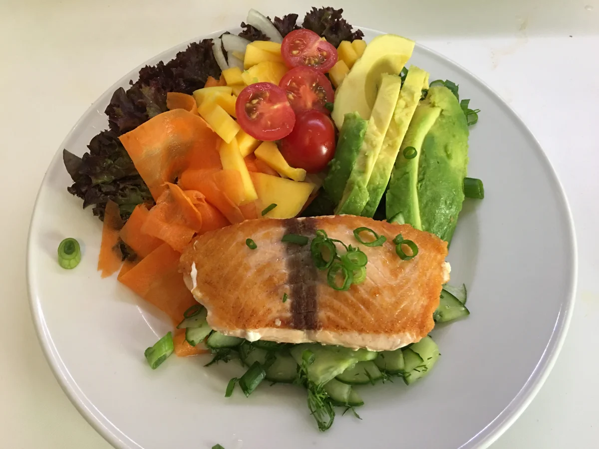 Lachs auf Gurkenbett an Salat mit Mango, Karotte und Avocado - Rezept - Bild Nr. 2