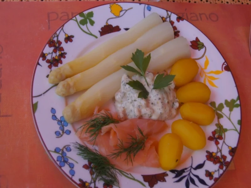 Spargel mit Drillingen, Räucherlachs und pikanter Garnelen-Jogurt-Sauce - Rezept - Bild Nr. 2