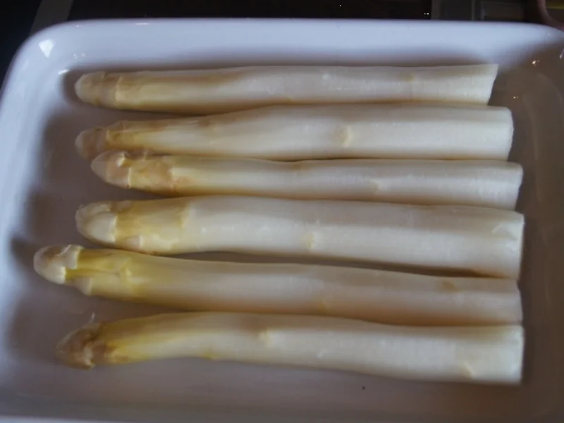 Spargel mit Drillingen, Räucherlachs und pikanter Garnelen-Jogurt-Sauce - Rezept - Bild Nr. 4