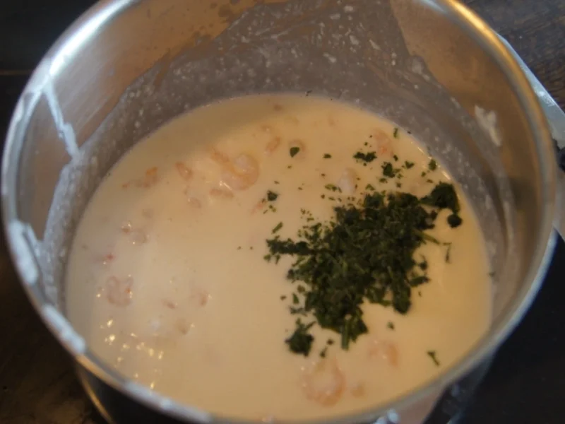 Spargel mit Drillingen, Räucherlachs und pikanter Garnelen-Jogurt-Sauce - Rezept - Bild Nr. 7