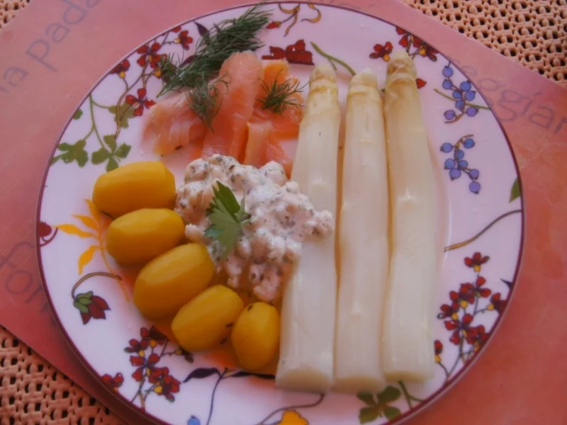 Spargel mit Drillingen, Räucherlachs und pikanter Garnelen-Jogurt-Sauce - Rezept - Bild Nr. 8
