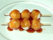 "Shiratama-Dango" Klebereisklößchen mit Sesamsoße - Rezept