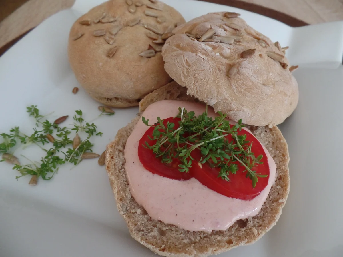 Knusperbrötchen mit Tomatenaufstrich - Rezept - Bild Nr. 5836