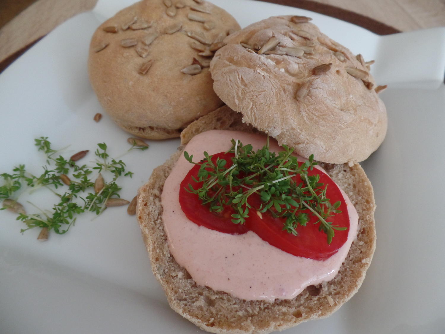 Knusperbrötchen mit Tomatenaufstrich - Rezept - kochbar.de