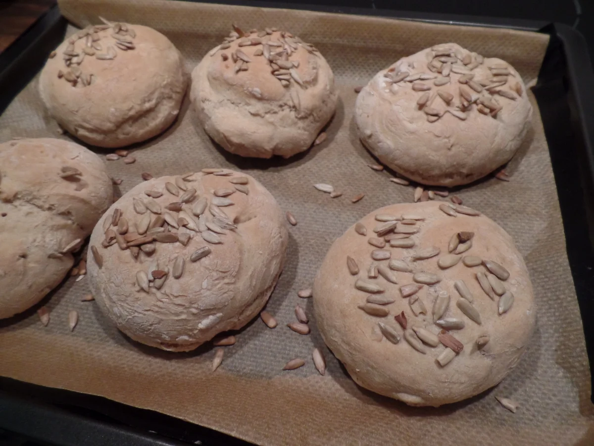 Knusperbrötchen mit Tomatenaufstrich - Rezept - Bild Nr. 5838