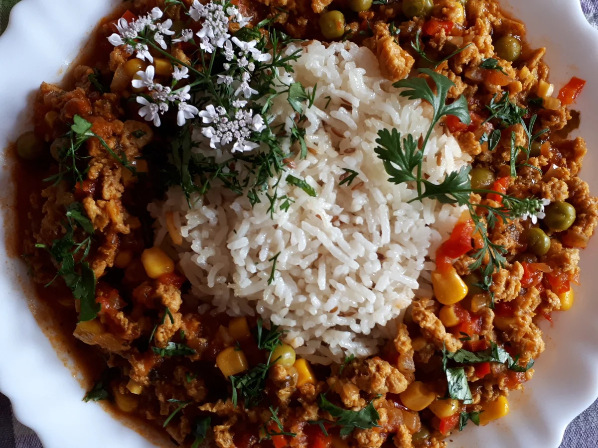 orientalisch gewürzte Sojahack-Pfanne mit Gemüse dazu Jeera-Reis - Rezept - Bild Nr. 2