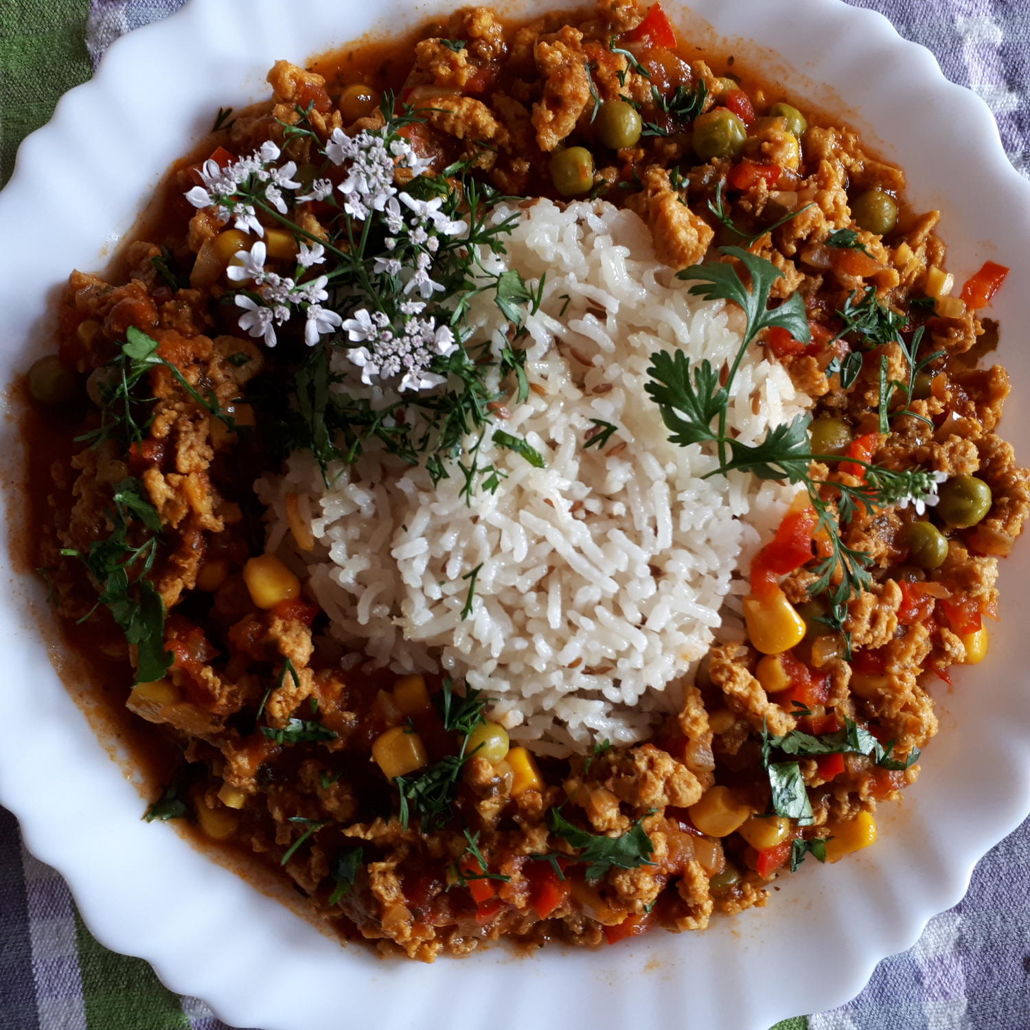 orientalisch gewürzte Sojahack-Pfanne mit Gemüse dazu Jeera-Reis ...