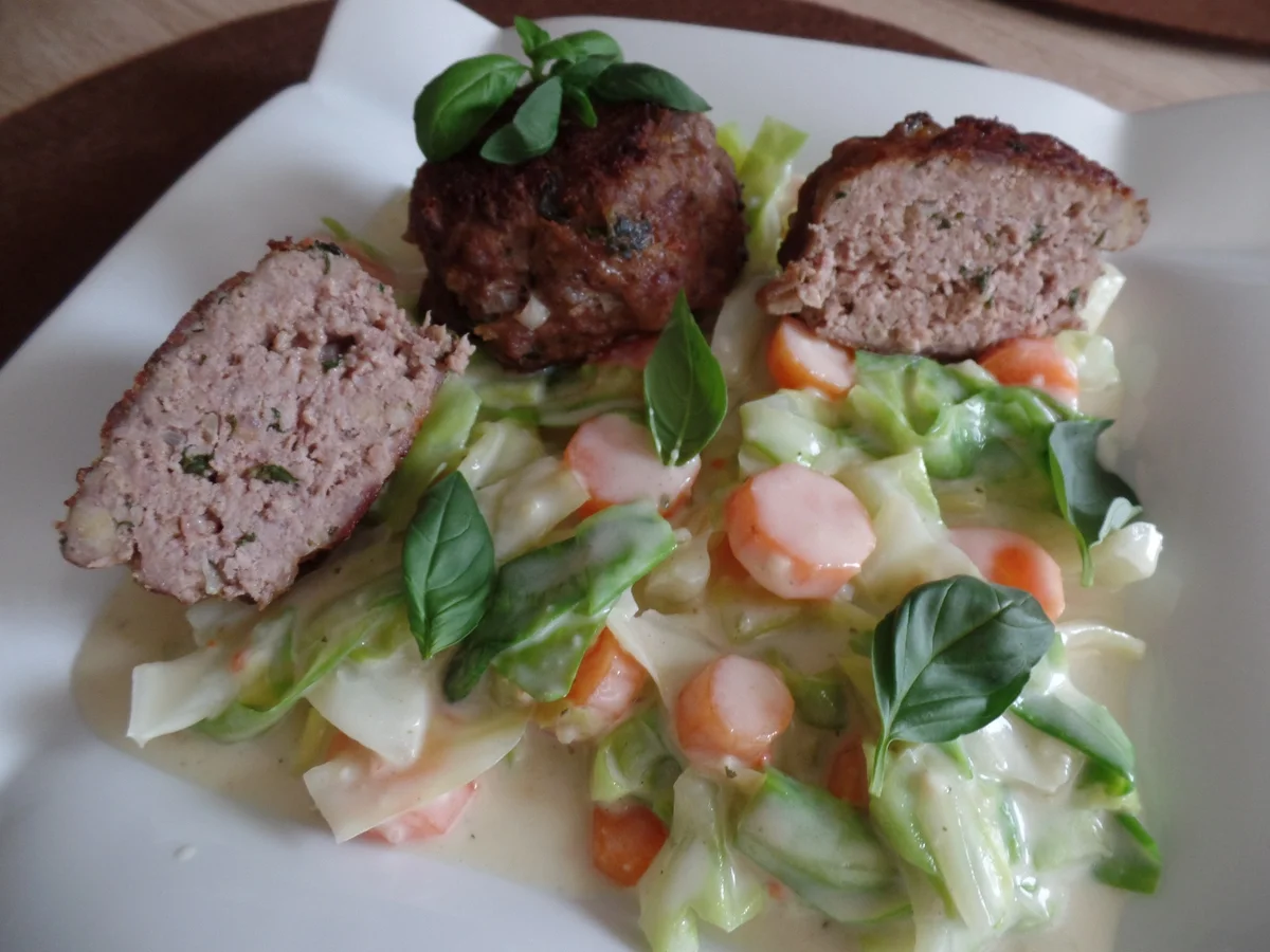 Buletten auf Spitzkohl-Möhren-Gemüse - Rezept - Bild Nr. 5843