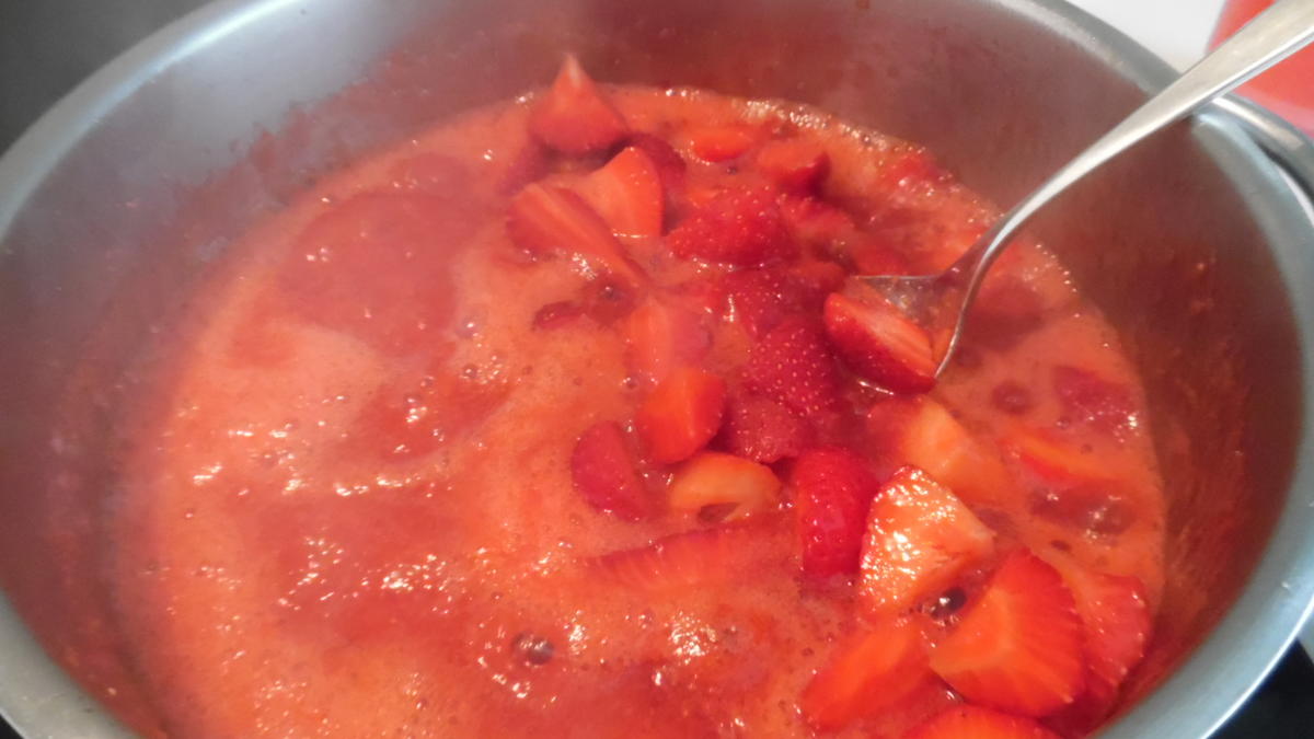 Aprikosen-Parfait mit "Schwipps" und Erdbeer-Soße - Rezept - Bild Nr. 5846
