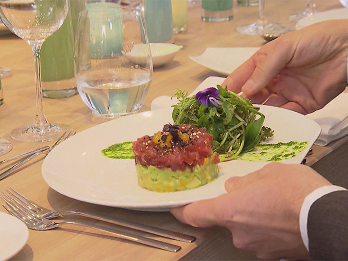 Bilder für Avocado-Mango Salat mit Thunfischtatar asiatisch und Wildkräutersalat - Rezept