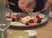 Bayerisch-Creme-Semifreddo mit Mousse au Chocolat, Himbeersoße und beschwipsten Früchten - Rezept - Bild Nr. 5850