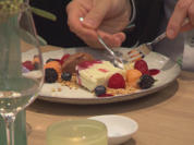 Bayerisch-Creme-Semifreddo mit Mousse au Chocolat, Himbeersoße und beschwipsten Früchten - Rezept - Bild Nr. 5850