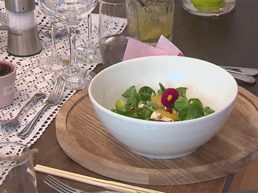 Frischer Feldsalat mit Orangenfilets und Feta – dazu ein Gemüse Muffin ...