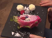 Smoothie Bowl in Drachenfrucht und selbstgemachte Cocos-Kugel - Rezept - Bild Nr. 2