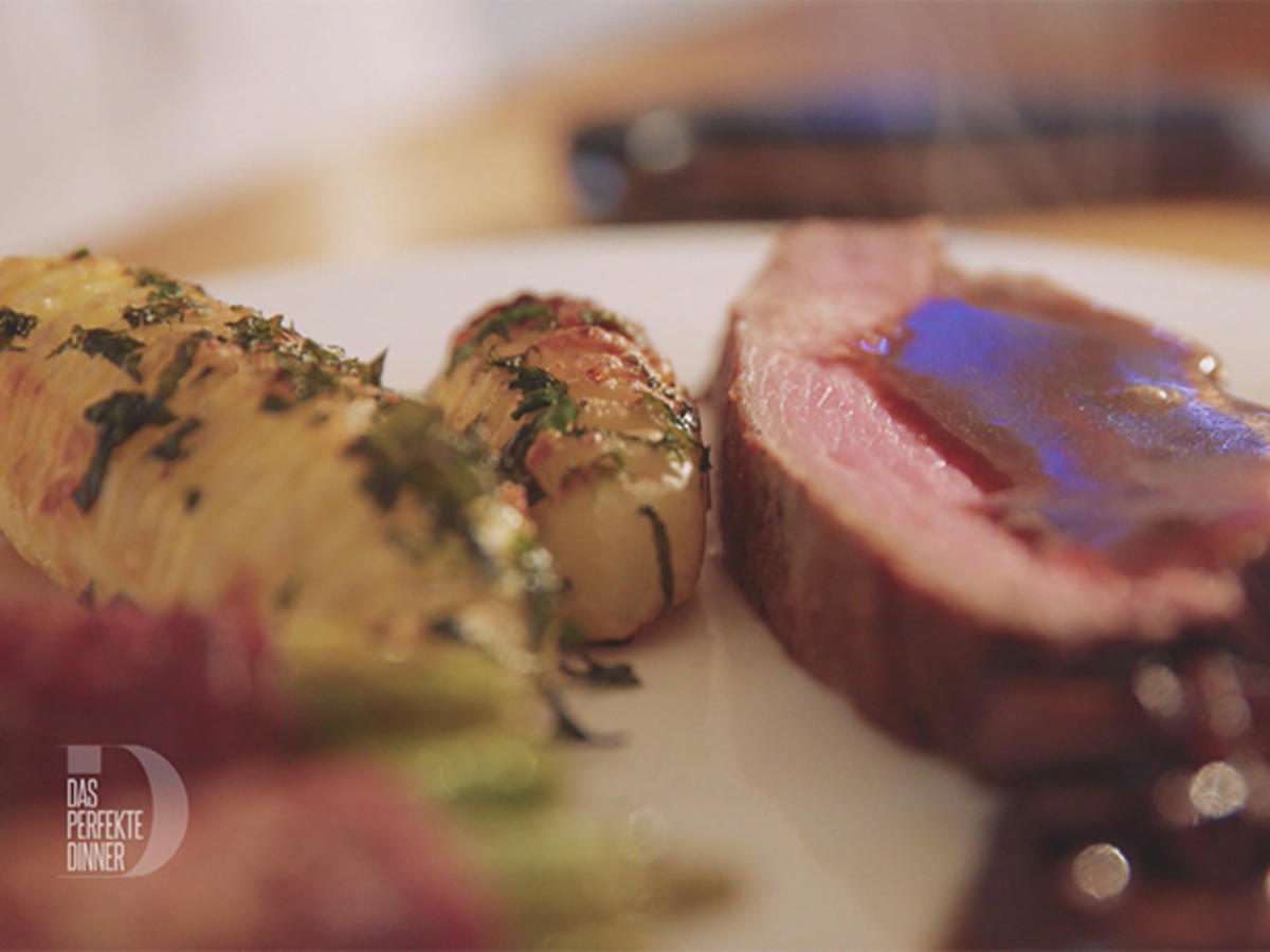 Bilder für Rinderfilet mit Rotweinschalotten, Bohnen im Speckmantel und Backkartoffeln - Rezept