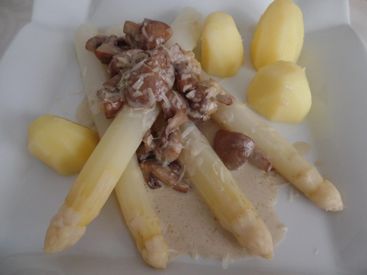 Spargel mit Champignons-Käse-Sauce - Rezept - kochbar.de