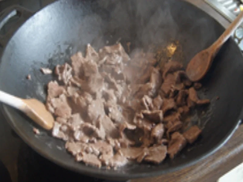 Rindfleisch mit Paprika und gelber Reis mit Erbsen - Rezept - Bild Nr. 5895