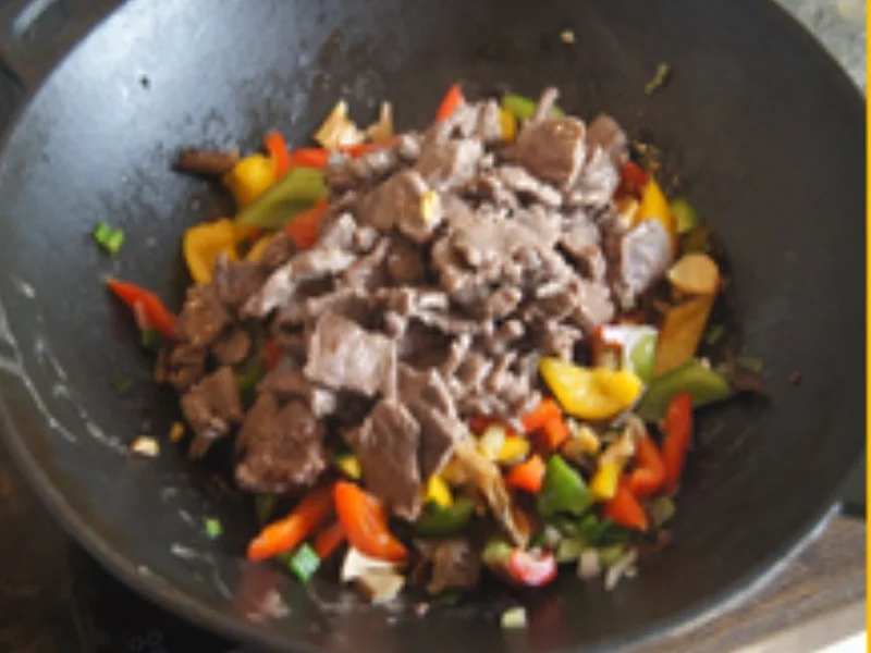 Rindfleisch mit Paprika und gelber Reis mit Erbsen - Rezept - Bild Nr. 5898