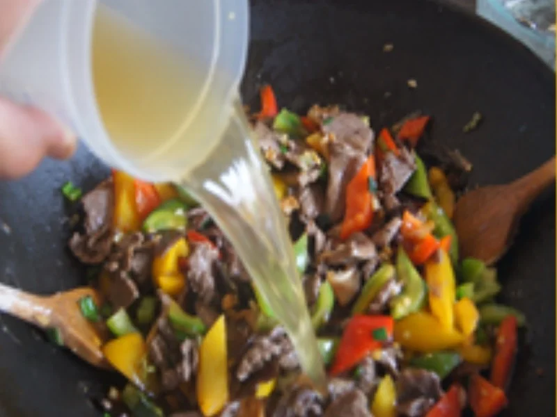 Rindfleisch mit Paprika und gelber Reis mit Erbsen - Rezept - Bild Nr. 5899