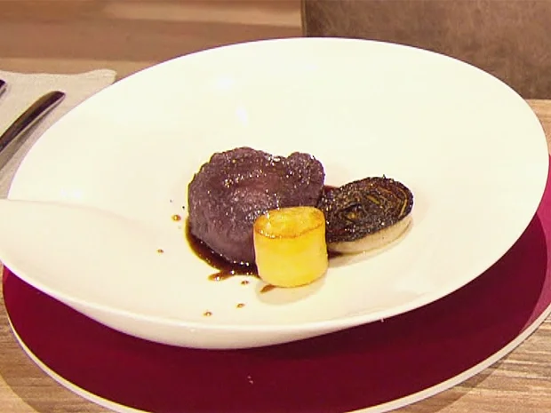 Rinderfilet mit Zwiebeln und Fondantkartoffeln (Daniel Völz) - Rezept - Bild Nr. 2
