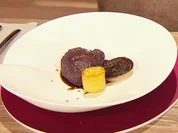 Rinderfilet mit Zwiebeln und Fondantkartoffeln (Daniel Völz) - Rezept - Bild Nr. 2