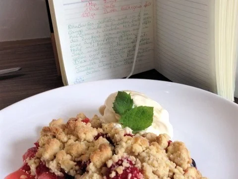 Erdbeer- und Rote-Beeren-Crumble - Rezept - Bild Nr. 5887