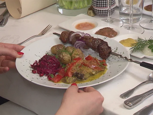 Kaukasische Nostalgie: Schaschlik vom Kalb und Auberginen-Paprika-Tomaten-Törtchen - Rezept - Bild Nr. 2