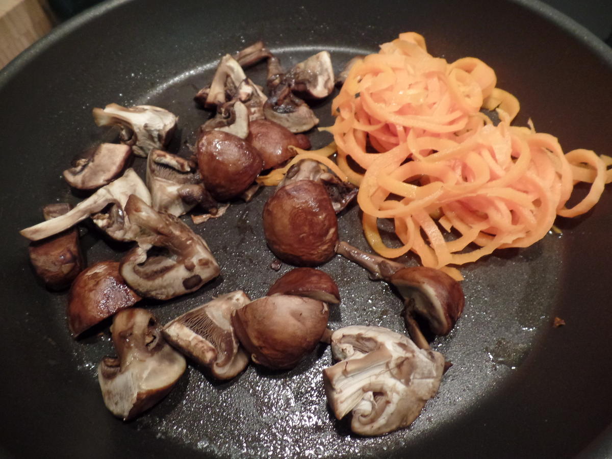 Vollkornspaghetti und  Möhrenspaghetti mit Champigons - Rezept - Bild Nr. 5892