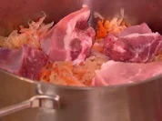 Sauerkraut mit dicker Rippe und Kartoffelpüree, dazu Beilagensalate - Rezept - Bild Nr. 5888