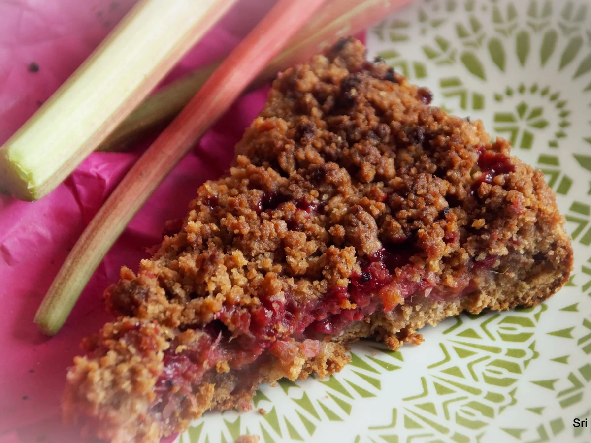 Rezept: Rhabarber-Johannisbeer-Streuselkuchen Bild Nr. 2 Rhabarber-Johannisbeer-Streuselkuchen - Rezept - Bild Nr. 2