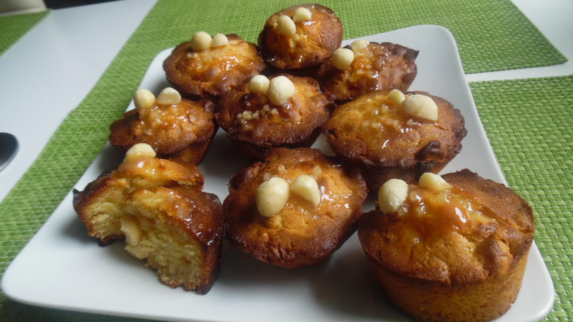 Bilder für Macadamia-Muffins mit weißer Schokolade und Salzkaramell - Rezept