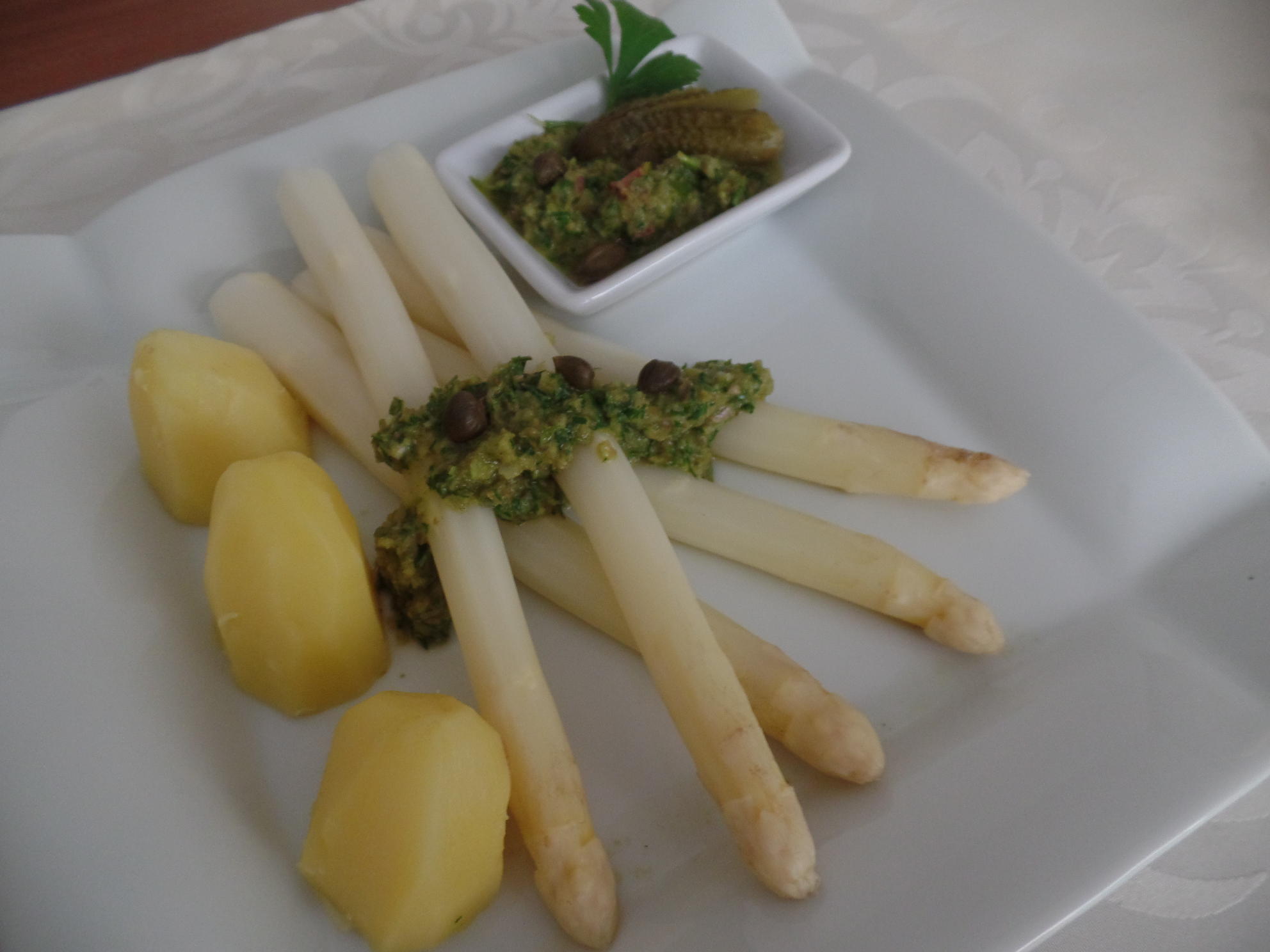 Bilder für Spargel mit Cornichons-Gürkchen-Petersilien-Salsa - Rezept