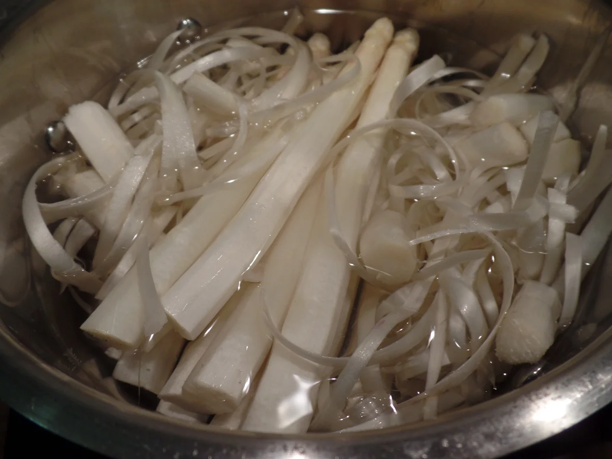 Rezept: Spargel mit Cornichons-Gürkchen-Petersilien-Salsa Bild Nr. 5915 Spargel mit Cornichons-Gürkchen-Petersilien-Salsa - Rezept - Bild Nr. 5915