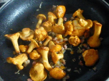 Geröstel mit Secreto Iberico,Pfifferlingen und grünem Spargel - Rezept - Bild Nr. 5914