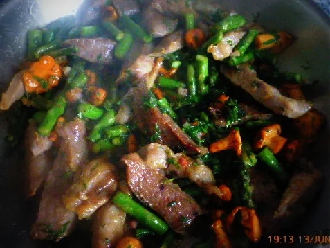 Geröstel mit Secreto Iberico,Pfifferlingen und grünem Spargel - Rezept - Bild Nr. 5916