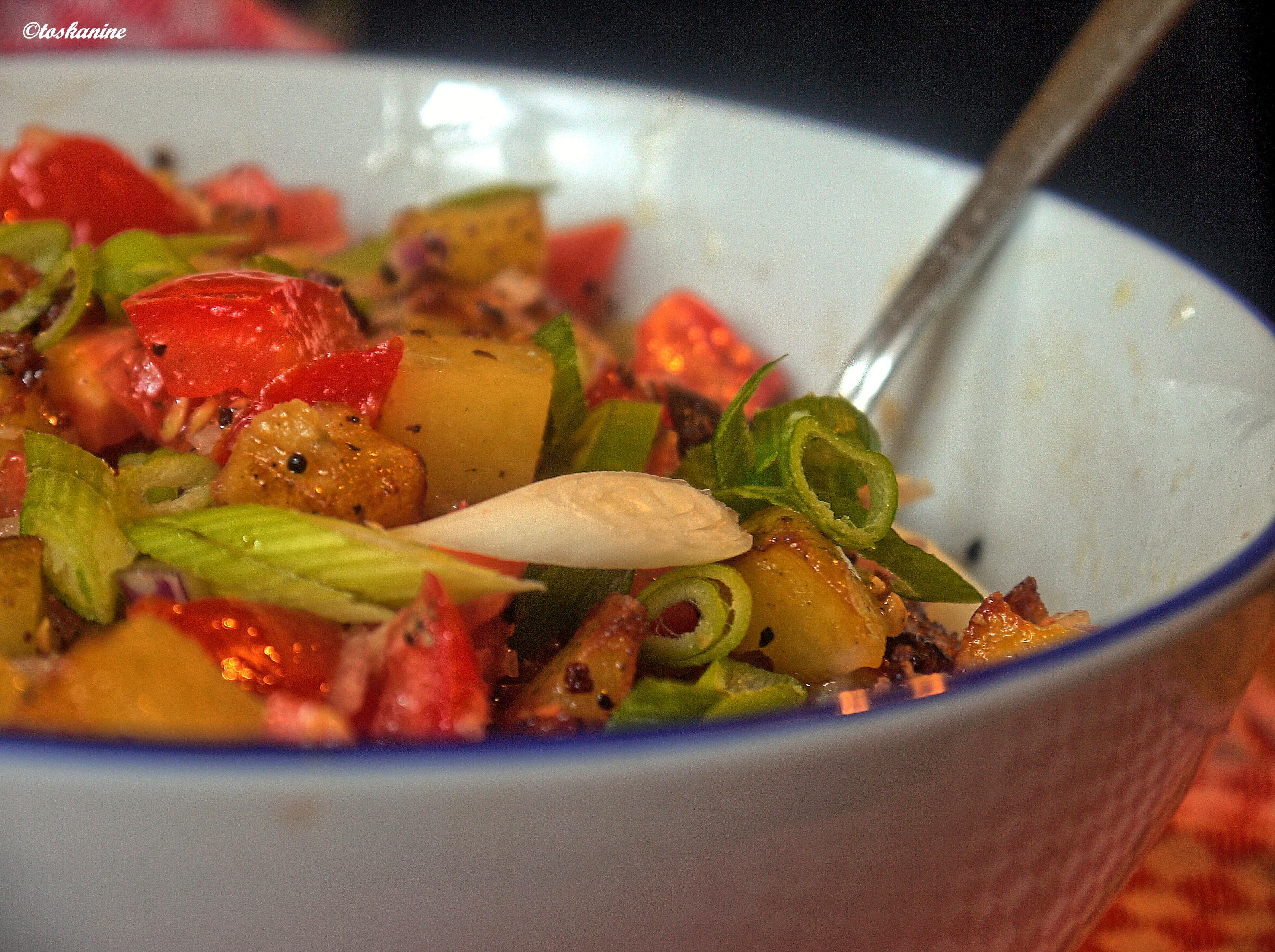 Bilder für Lauwarmer Bratkartoffel-Tomaten-Salat - Rezept