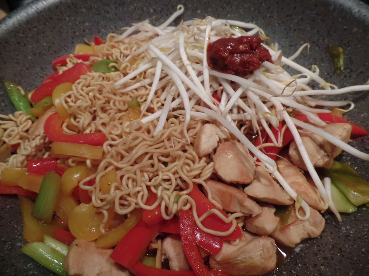 Asiatische Nudelpfanne - Rezept - Bild Nr. 5967