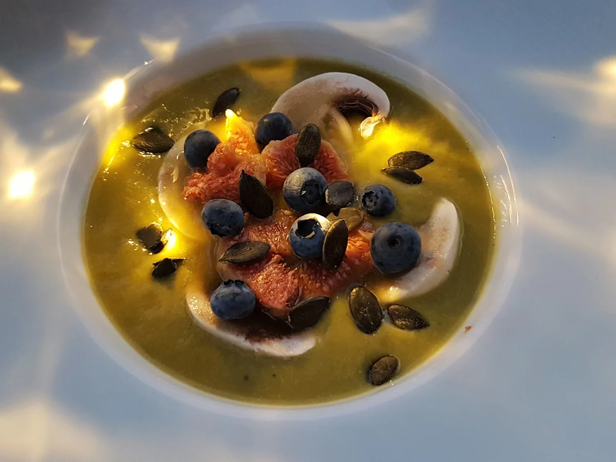 Rezept: Grüne Spargelcrèmesuppe mit Feigen und Kürbiskernen Bild Nr. 5957 Grüne Spargelcrèmesuppe mit Feigen und Kürbiskernen - Rezept - Bild Nr. 5957