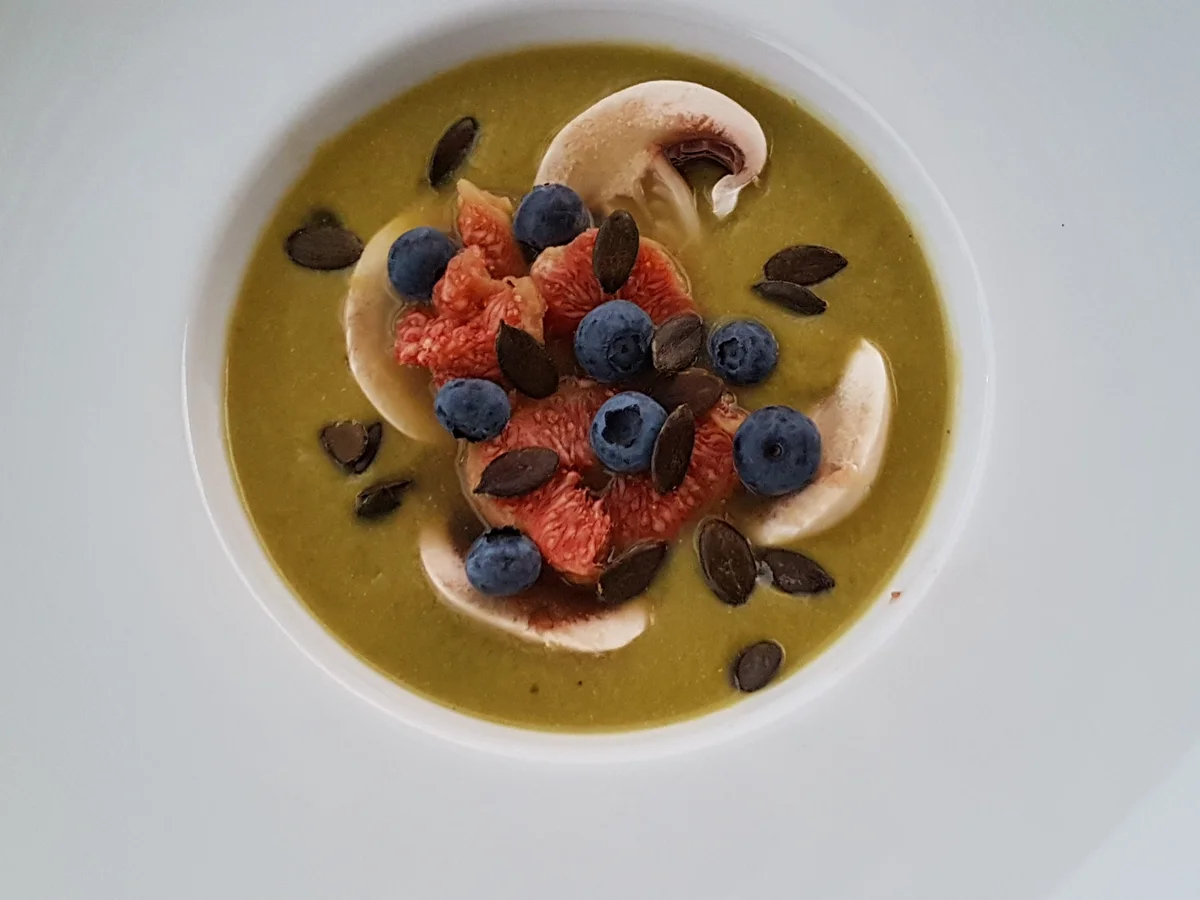 Rezept: Grüne Spargelcrèmesuppe mit Feigen und Kürbiskernen Bild Nr. 5958 Grüne Spargelcrèmesuppe mit Feigen und Kürbiskernen - Rezept - Bild Nr. 5958