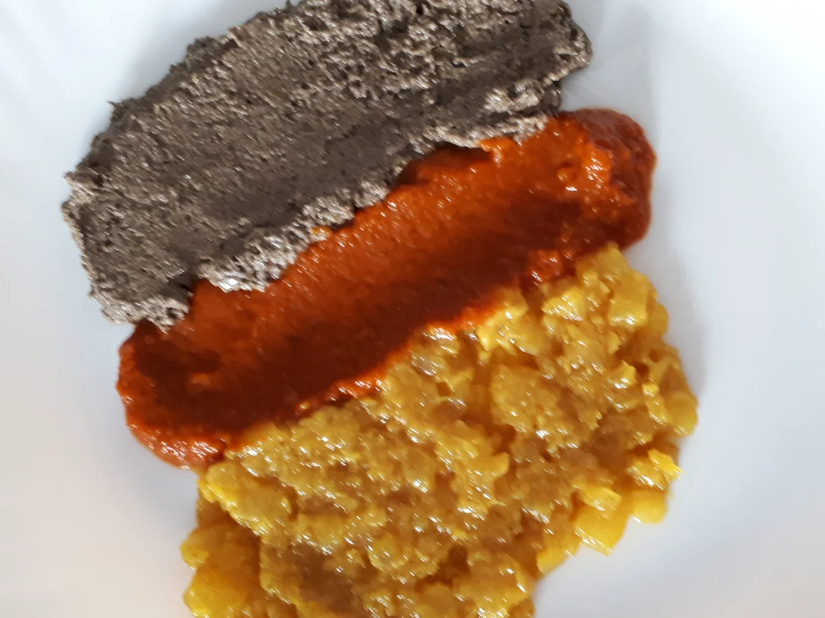 Rezept: WM-Snack: Grissini spessi mit dreierlei Dips in schwarz-rot-gold vegan Bild Nr. 5987 WM-Snack: Grissini spessi mit dreierlei Dips in schwarz-rot-gold vegan - Rezept - Bild Nr. 5987