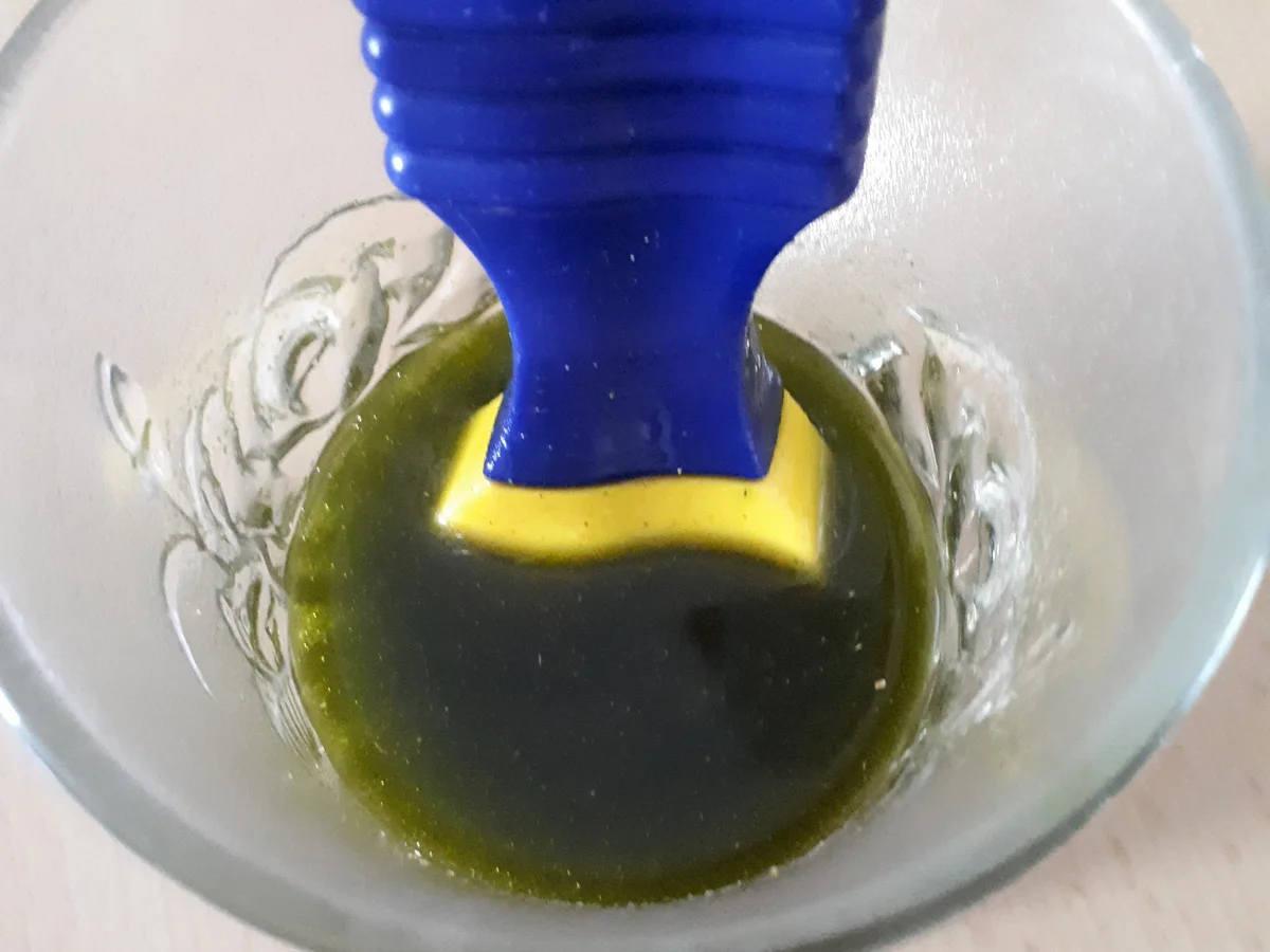 Rezept: WM-Snack: Grissini spessi mit dreierlei Dips in schwarz-rot-gold vegan Bild Nr. 5994 WM-Snack: Grissini spessi mit dreierlei Dips in schwarz-rot-gold vegan - Rezept - Bild Nr. 5994