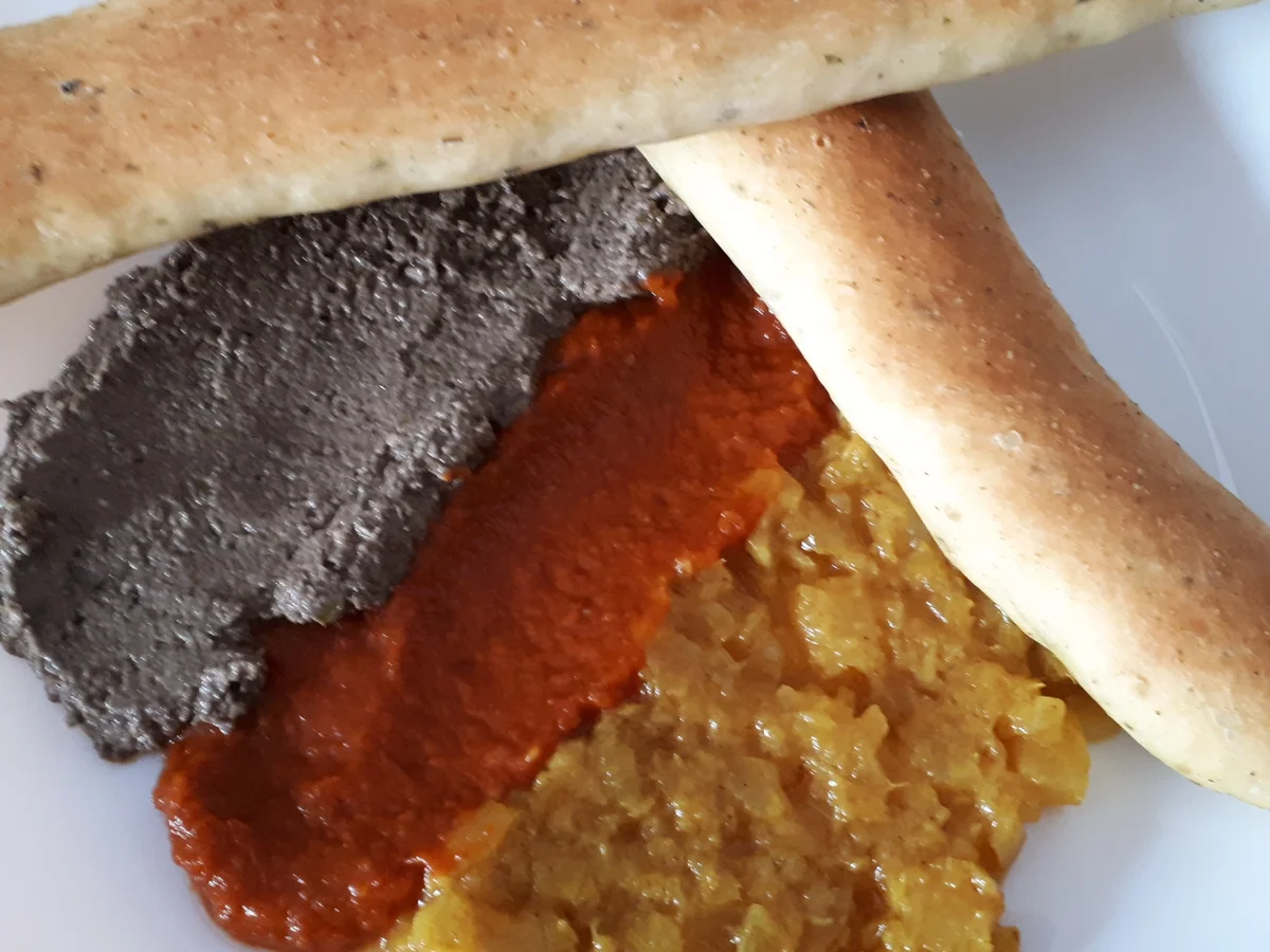 Rezept: WM-Snack: Grissini spessi mit dreierlei Dips in schwarz-rot-gold vegan Bild Nr. 5997 WM-Snack: Grissini spessi mit dreierlei Dips in schwarz-rot-gold vegan - Rezept - Bild Nr. 5997