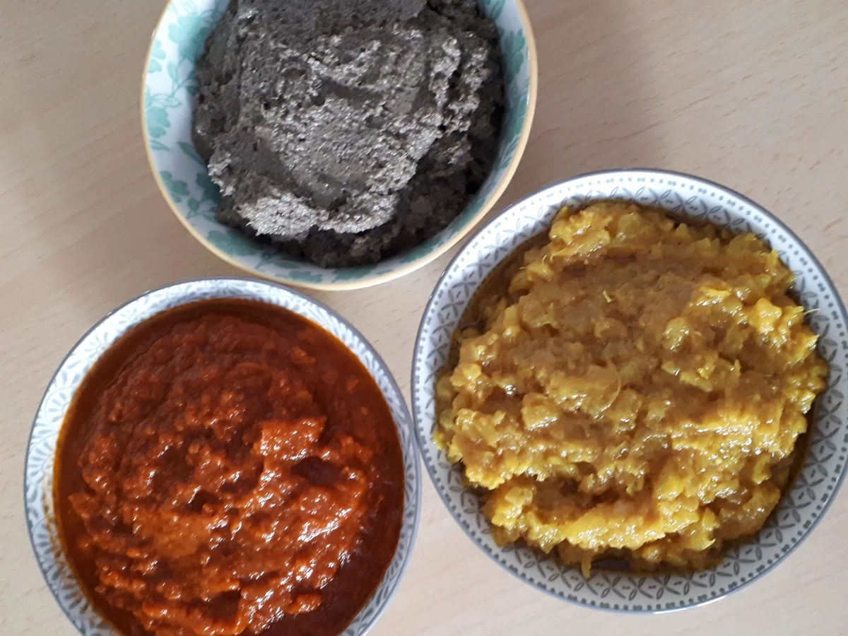 Rezept: WM-Snack: Grissini spessi mit dreierlei Dips in schwarz-rot-gold vegan Bild Nr. 5985 WM-Snack: Grissini spessi mit dreierlei Dips in schwarz-rot-gold vegan - Rezept - Bild Nr. 5985