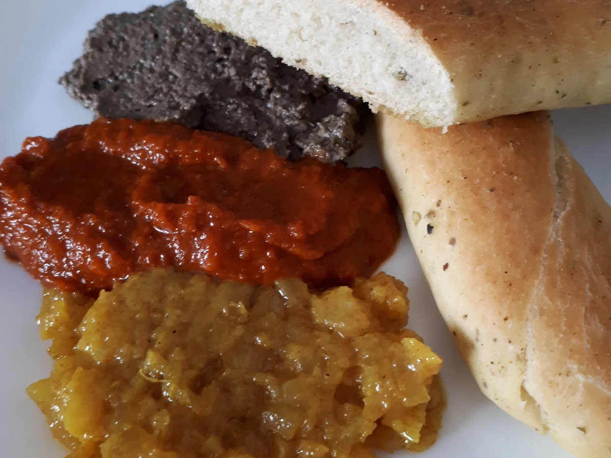 Rezept: WM-Snack: Grissini spessi mit dreierlei Dips in schwarz-rot-gold vegan Bild Nr. 5998 WM-Snack: Grissini spessi mit dreierlei Dips in schwarz-rot-gold vegan - Rezept - Bild Nr. 5998