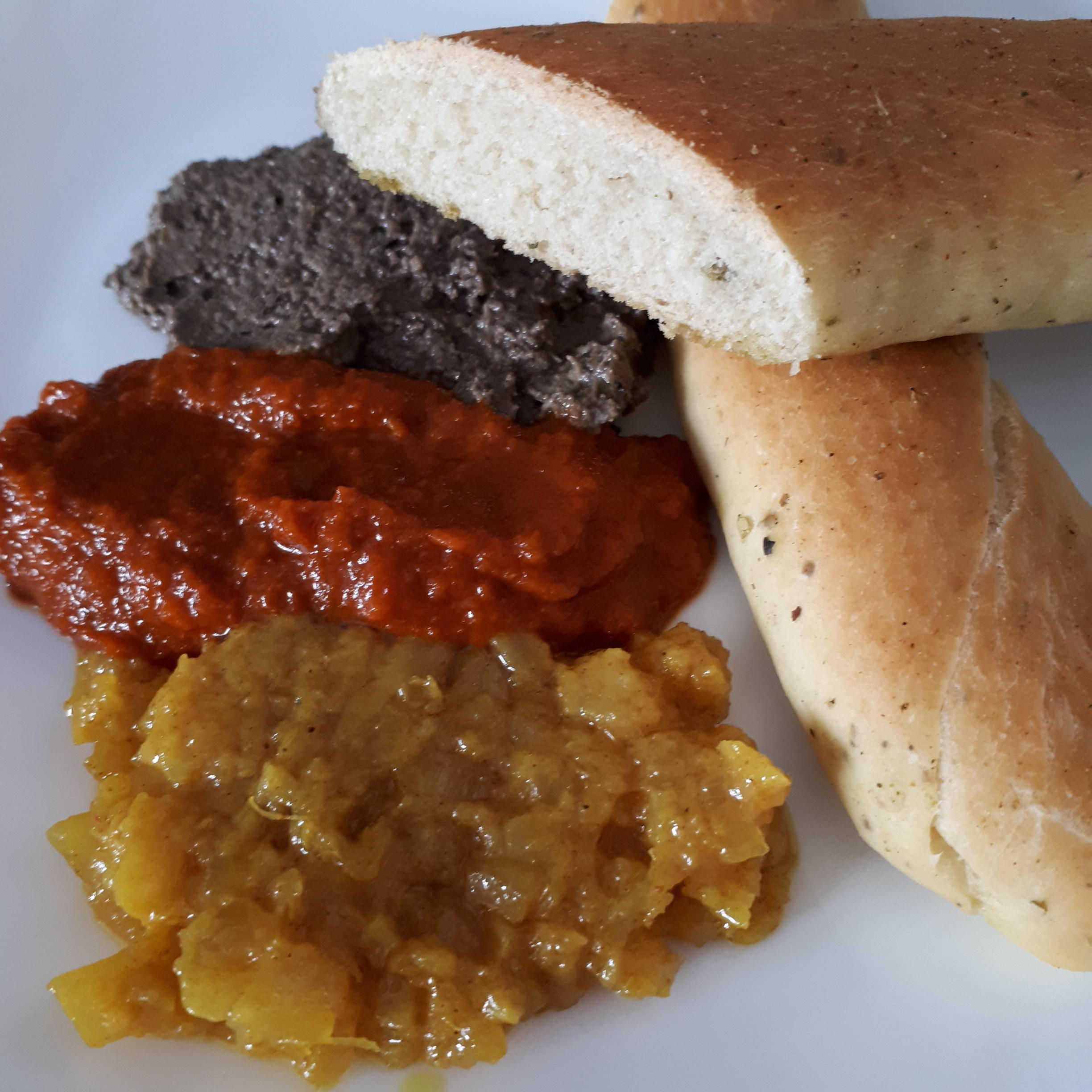 Bilder für WM-Snack: Grissini spessi mit dreierlei Dips in schwarz-rot-gold vegan - Rezept