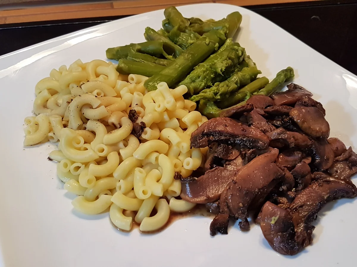 Champignon in Rotweinsauce mit Hörnchen und grünem Spargel - Rezept - Bild Nr. 5957