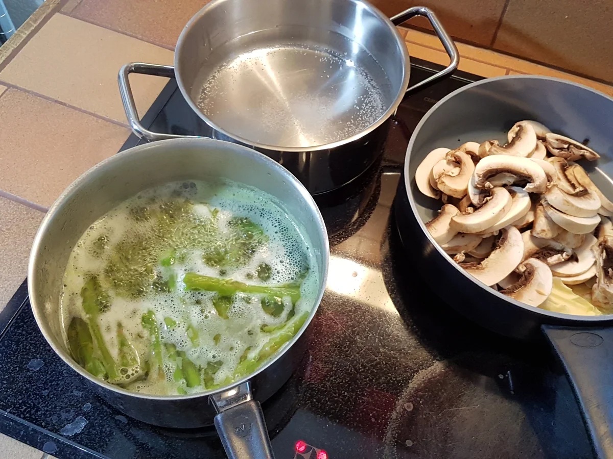 Champignon in Rotweinsauce mit Hörnchen und grünem Spargel - Rezept - Bild Nr. 5973